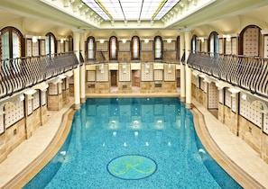 Pool photograph from the listing; access and availability are not confirmed.